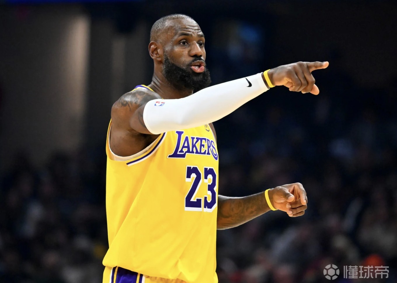 Shams：詹姆斯决心在湖人打完本赛季，明年会去哪还是未知数