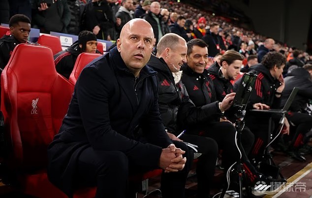 邮报：斯洛特认为去年成就没被尊重；红军更衣室有新老两阵营